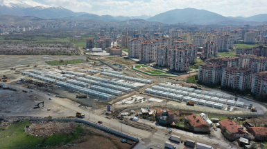 Yeşilyurt Belediye Başkanı Çınar ve Başakşehir Belediye Başkanı Kartoğlu Yeşilyurt ki konteyner kentleri gezdi 