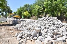 Yeşilyurt Belediyesi, Şahnahan’da Yol Güvenliği İçin Taş Duvar Çalışması Yapıyor