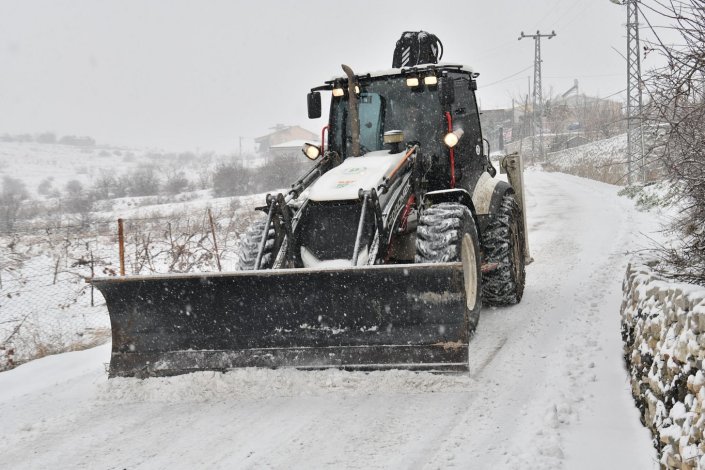 Yeşilyurt’ta Karla Mücadele Aralıksız Sürüyor!