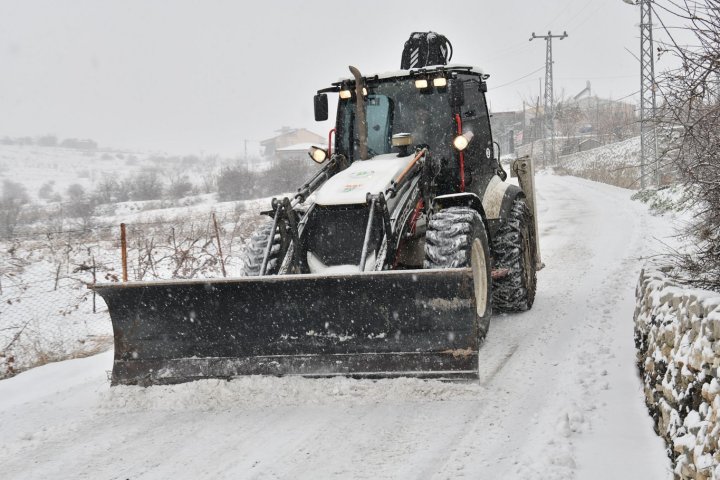 Yeşilyurt’ta Karla Mücadele Aralıksız Sürüyor!