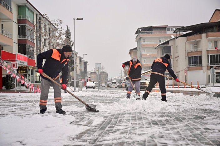Yeşilyurt Belediyesi Karla Mücadele Ekiplerinden Kesintisiz Hizmet! 
