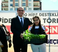 Yeşilyurt Belediyesi’nden Tarıma Büyük Destek: 300 Bin Sebze Fidesi Çiftçilere Dağıtıldı