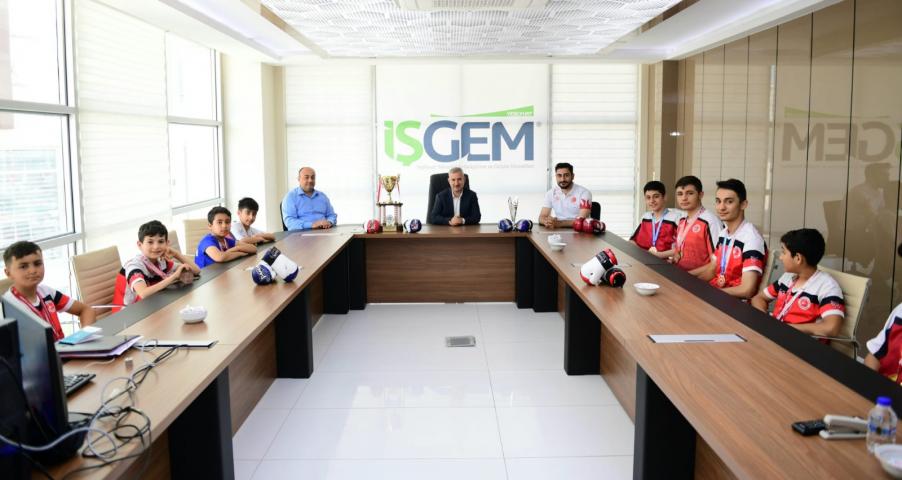 BAŞKAN ÇINAR, YEŞİLYURT BELEDİYESPOR KİCK-BOKS TAKIMININ ŞAMPİYON SPORCULARINI AĞIRLADI