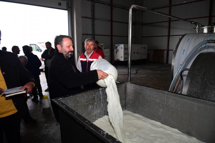 Yeşilyurt Belediyesi’nden Afet Döneminde Süt Üreticilerine Büyük Destek!