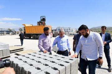 YEŞİLYURT BELEDİYESİ DEPREMDE HASAR GÖREN YOLLARI BAŞTAN AŞAĞIYA YENİLİYOR